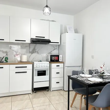 Albert's Marina 15 * Lárnaka